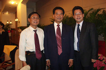 吳官正書記與楊洪總裁及高成主任在清華大學校友聚會上。